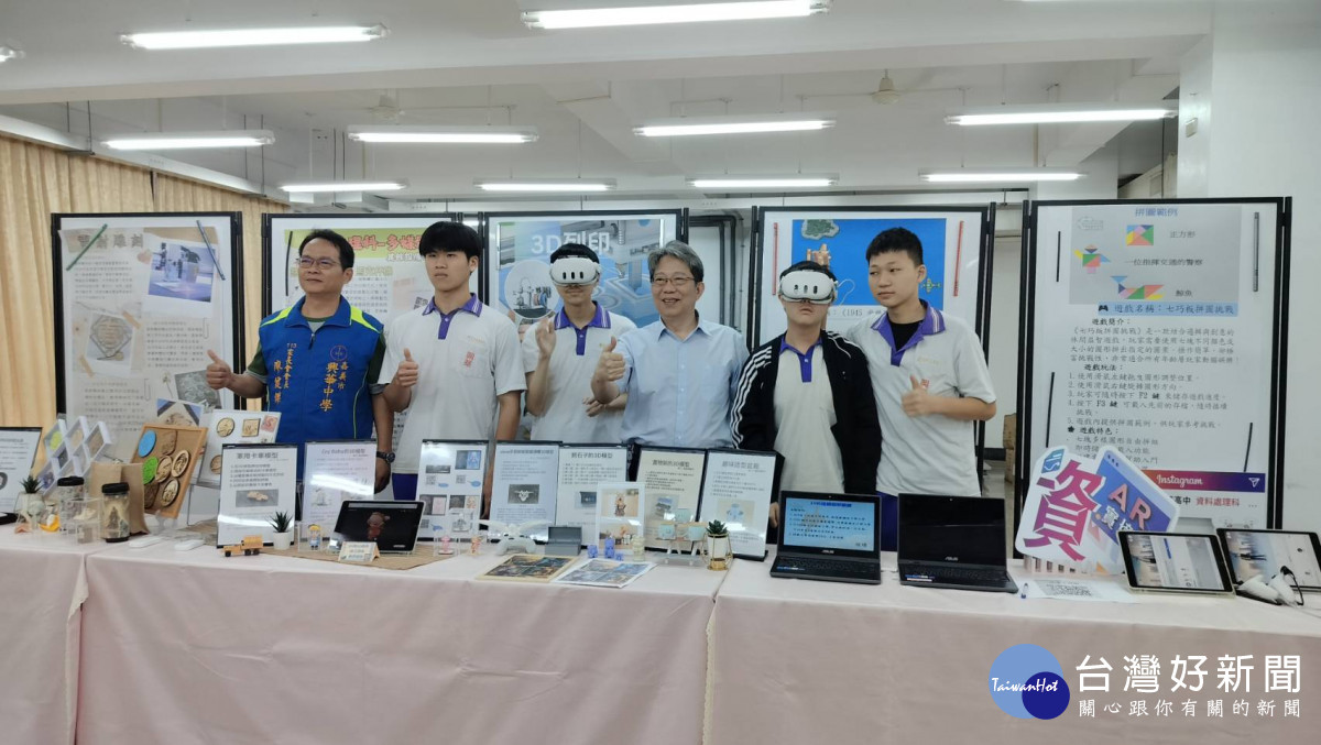 資處科成果展以「創意 × 科技 × 未來」為主軸,現場還有VR遊戲體驗/陳致愷攝影