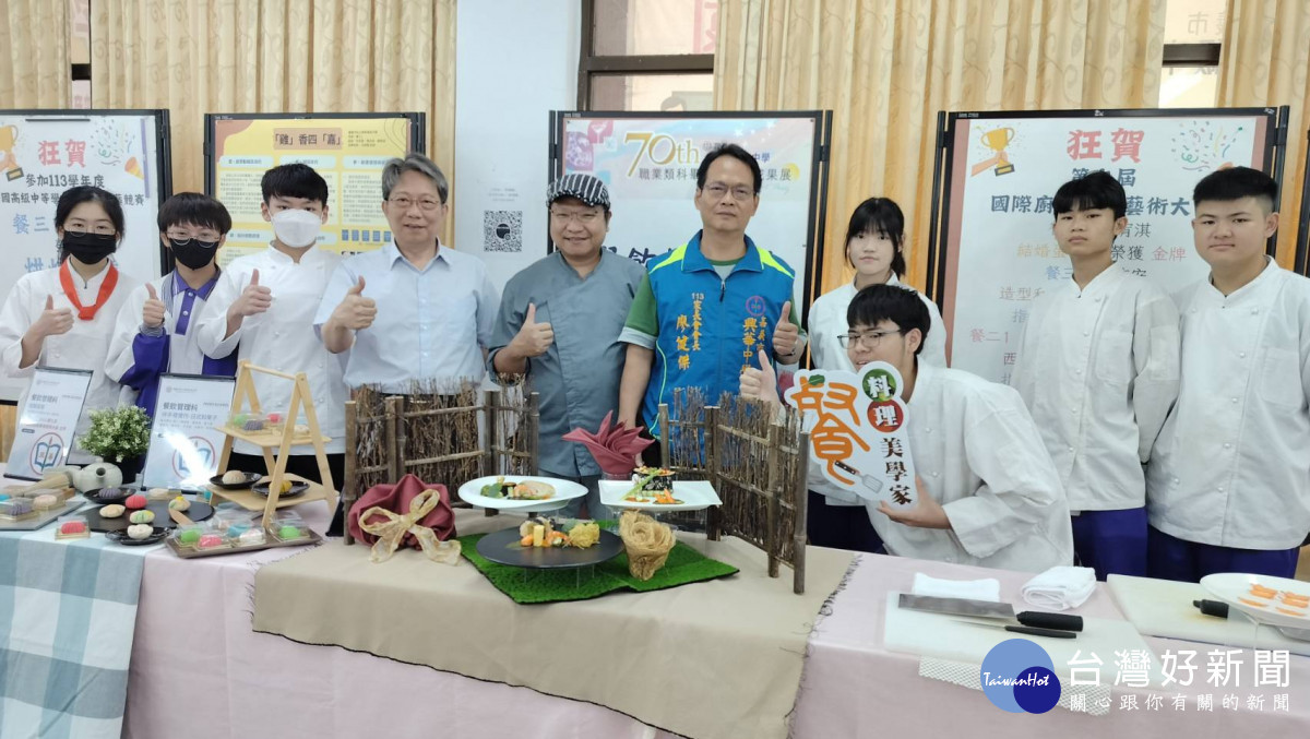 餐飲科展出西點組及廚藝組作品,並安排學生實作「丙級技術士檢定」中的刀工技巧/陳致愷攝影
