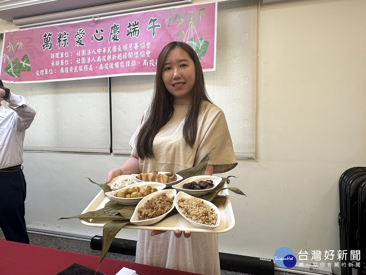 吳東璇邀集新住民與社區媽媽趕製傳統粽。(記者扶小萍攝)