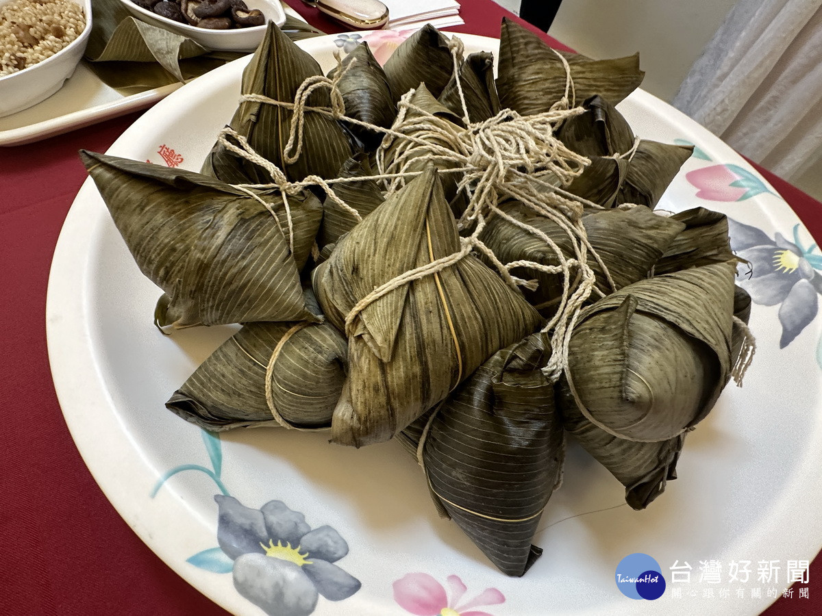 每一顆粽都包著媽媽味與愛心。(記者扶小萍攝)