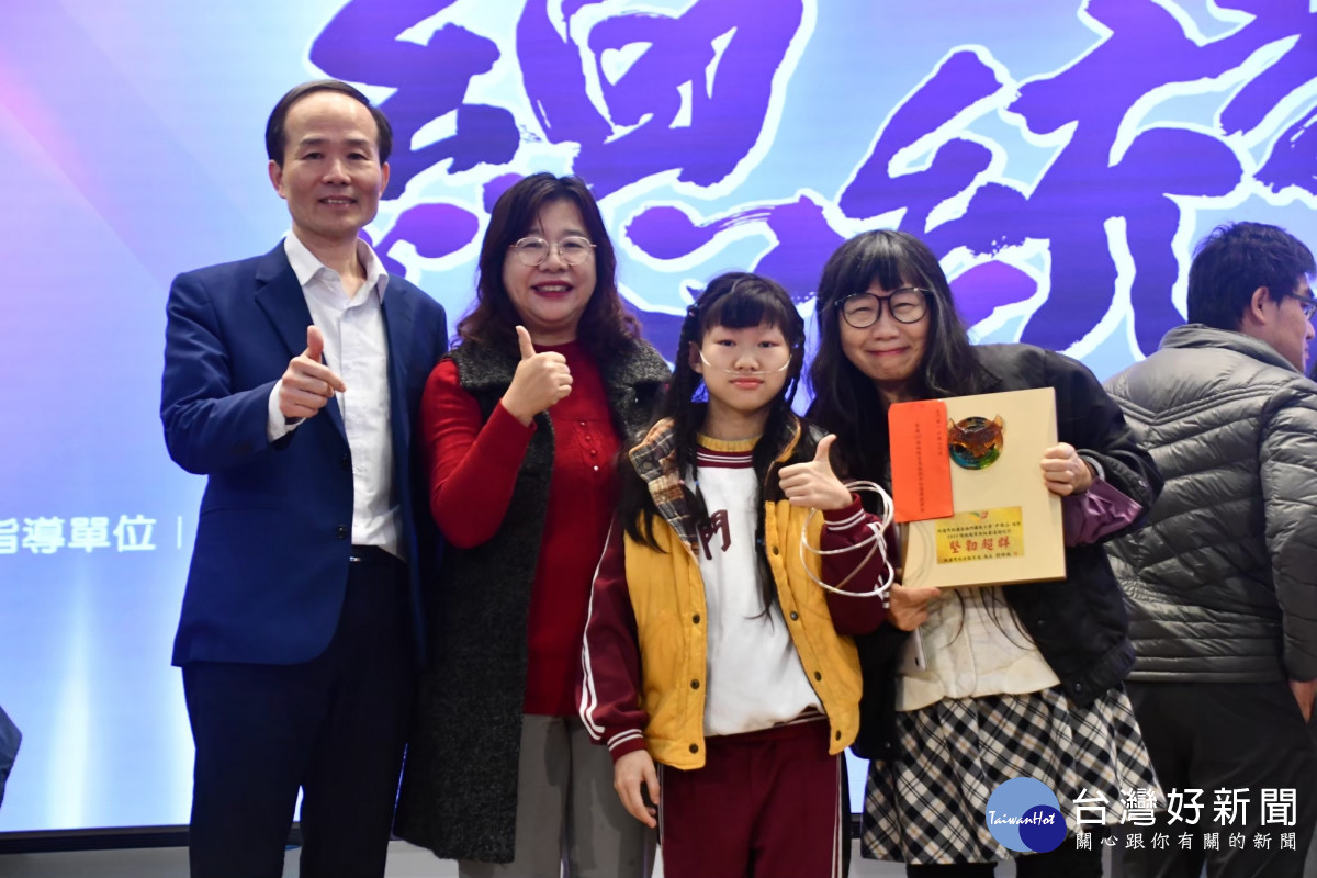 通過桃園市總統教育獎初審與局長合影