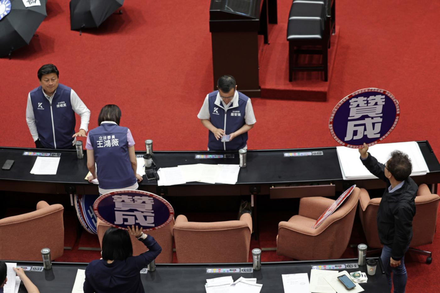 立法院會表決通過反廢死及核三重啟公投,但中選會決議,僅核三重啟公投辦理投票。中央社
