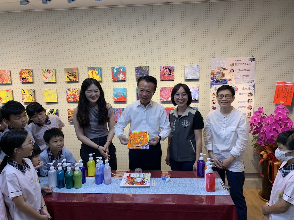 嘉義縣翁章梁縣長親自體驗流畫藝術。（圖/記者陳惲朋攝）