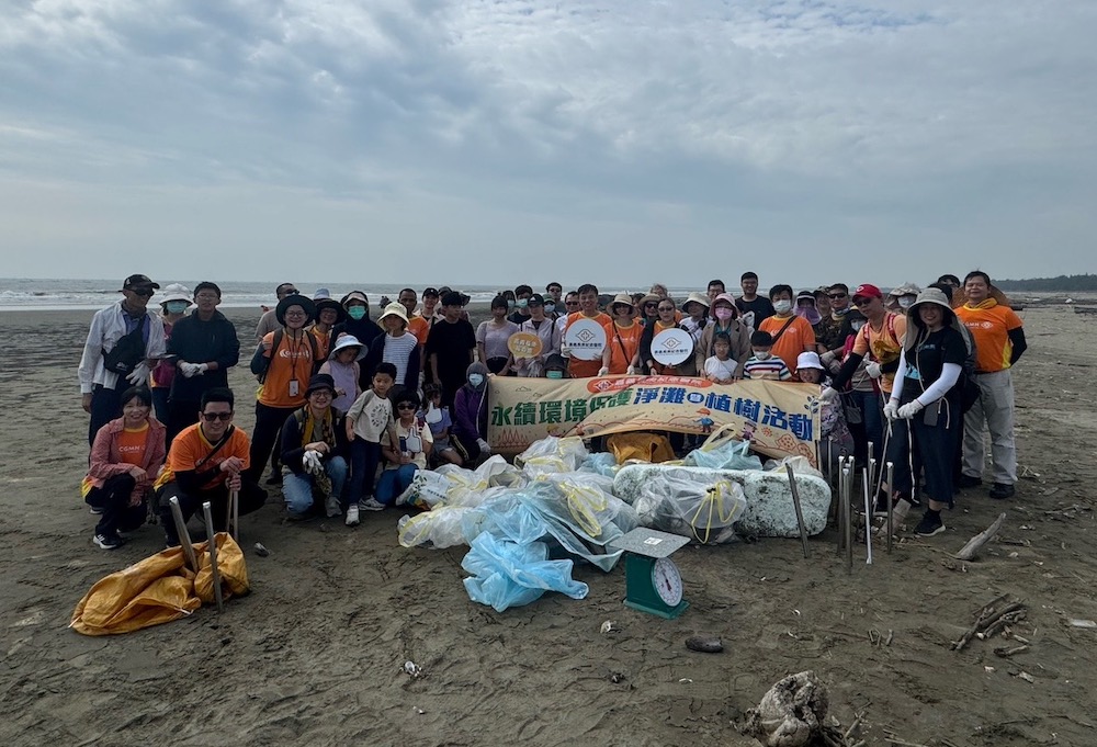 嘉義長庚醫院辦淨灘植樹守護海岸。(圖/嘉義長庚醫院提供)