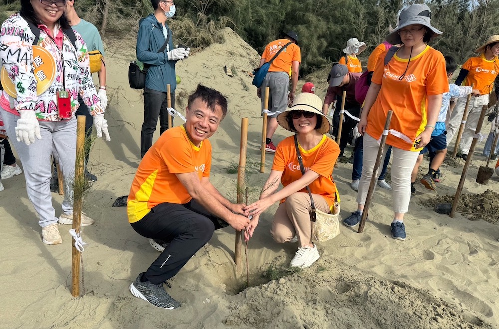 嘉義長庚醫院辦淨灘植樹守護海岸。（圖/嘉義長庚醫院提供）