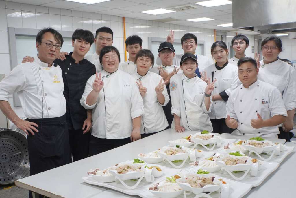 ▲大葉大學餐旅系林言叡老師(左一)帶領學生製作佳餚。(記者林明佑翻攝)