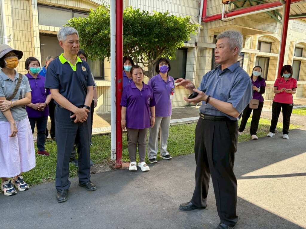 ▲全民防災協會專業教官林豐展(右一)指導消防注意事項,中彰榮家主任呂德義(左二)與本家同仁共同參與演練。(中彰榮家提供)