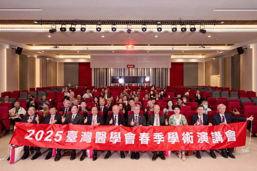 ▲2025臺灣醫學會春季學術演講會開幕式合影,包括曾梓展、蔡明哲、陳志鴻、吳明賢、黃建寧(前排左二至左六)),以及林志潔(右三)均出席參與。(中山醫大提供)