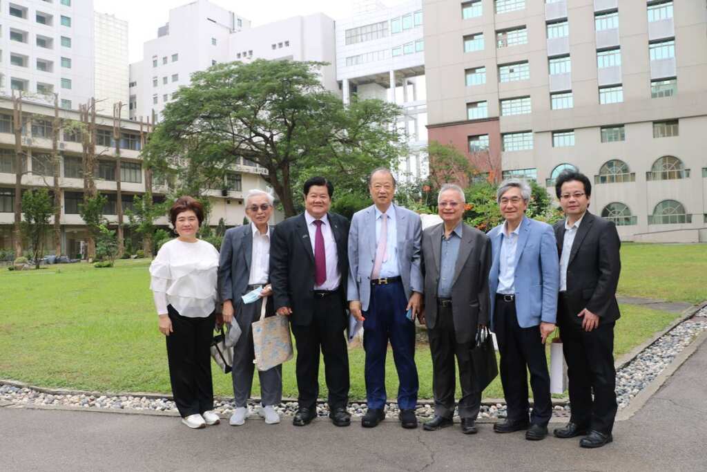 ▲蔡長海董事長感謝中國醫藥大學傑出校友林昭庚院士捐贈英才校園奠基石與植栽,營造師生優質休憩環境。(中醫大提供)