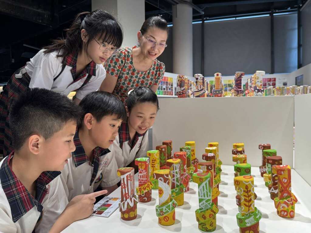 ▲臺中市九德國小師生觀展學童彩繪作品。（國美館提供）