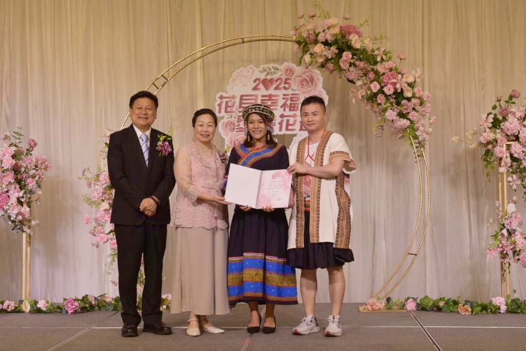 ▲花蓮縣春季集團結婚,縣長徐榛蔚為31對新人證婚獻上祝福。(花蓮縣政府提供)