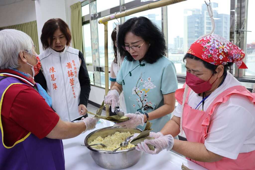 ▲苗栗縣副縣長邱俐俐體驗包鹼粽。(苗栗縣政府提供)