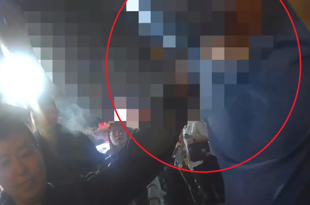 涉夜市拍美腿 67歲男疑情緒失控搶手機被法辦 230 cnews204250526a05