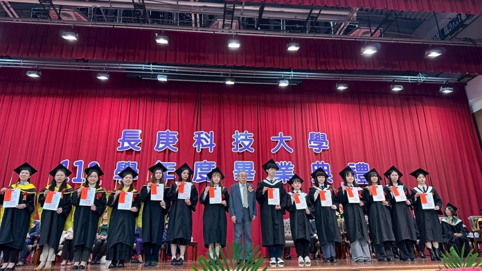 長庚科大畢業典禮登場 校長范君瑜期勉學子擁有開闊眼界 圖說2 1