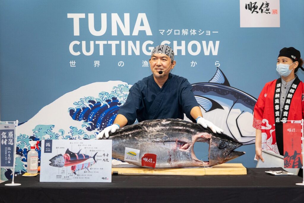 「鮪魚切割秀」，讓饕客與極鮮美味零距離。(圖/順億鮪魚提供)