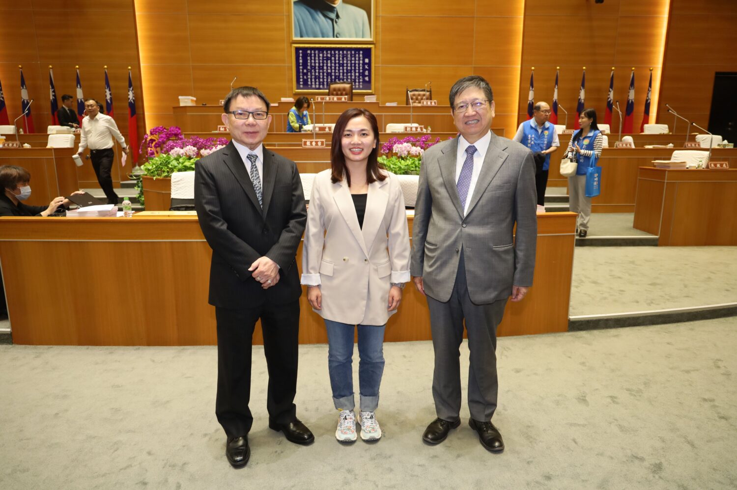 新竹縣議員呂宛庭今於縣議會總質詢，與楊文科縣長及張鎮榮議長合影。（圖/新竹縣政府提供）