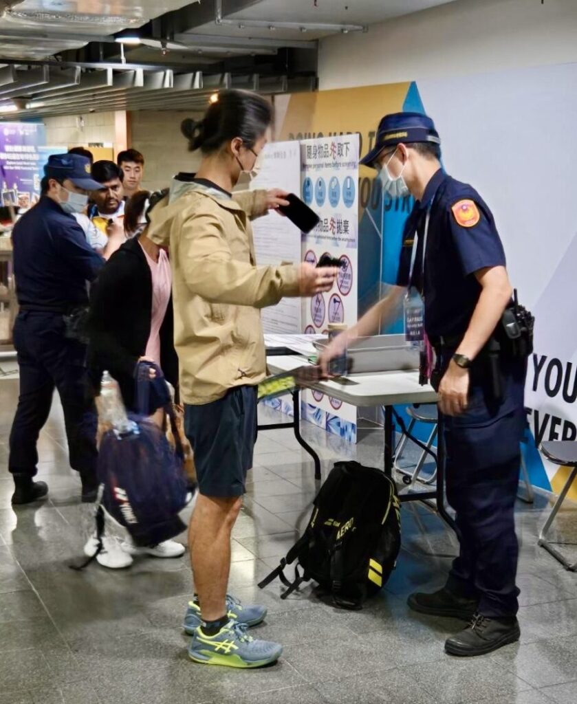 員警安檢情形。(記者薛秀蓮翻攝)