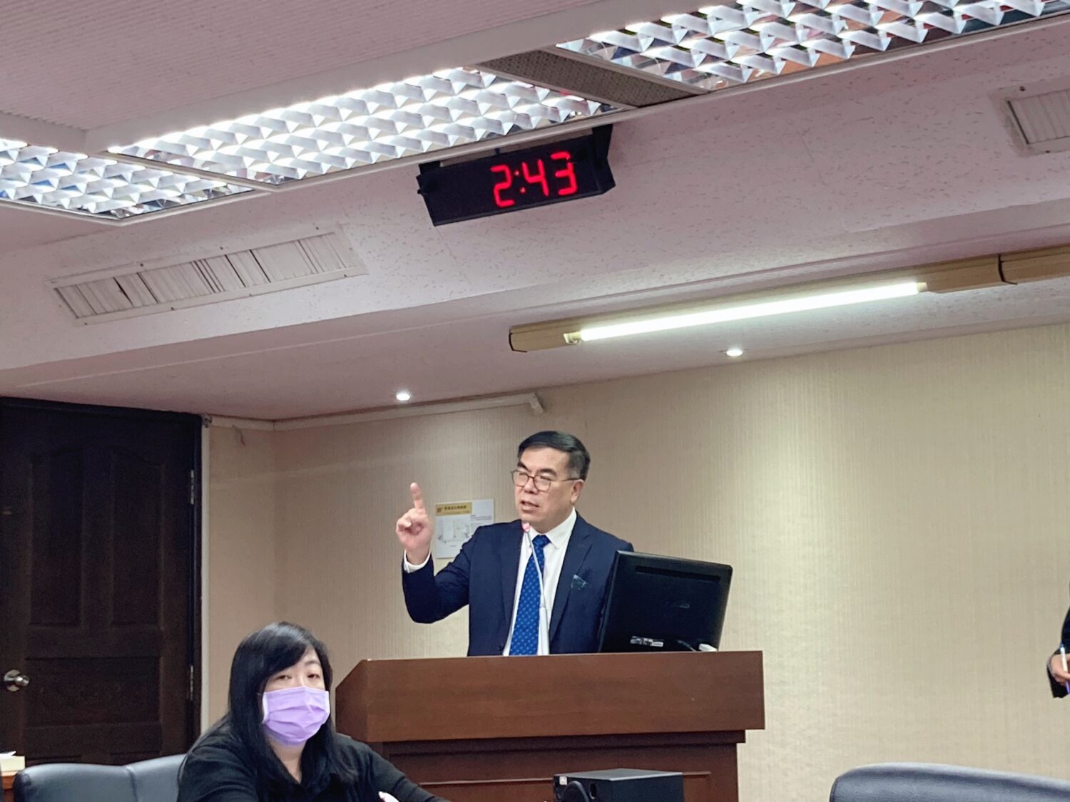 彭啟明答詢時強調，環境部有嚴格監控每一個地方的空汙，空氣品質並不差。(圖／張啟楷國會辦公室)