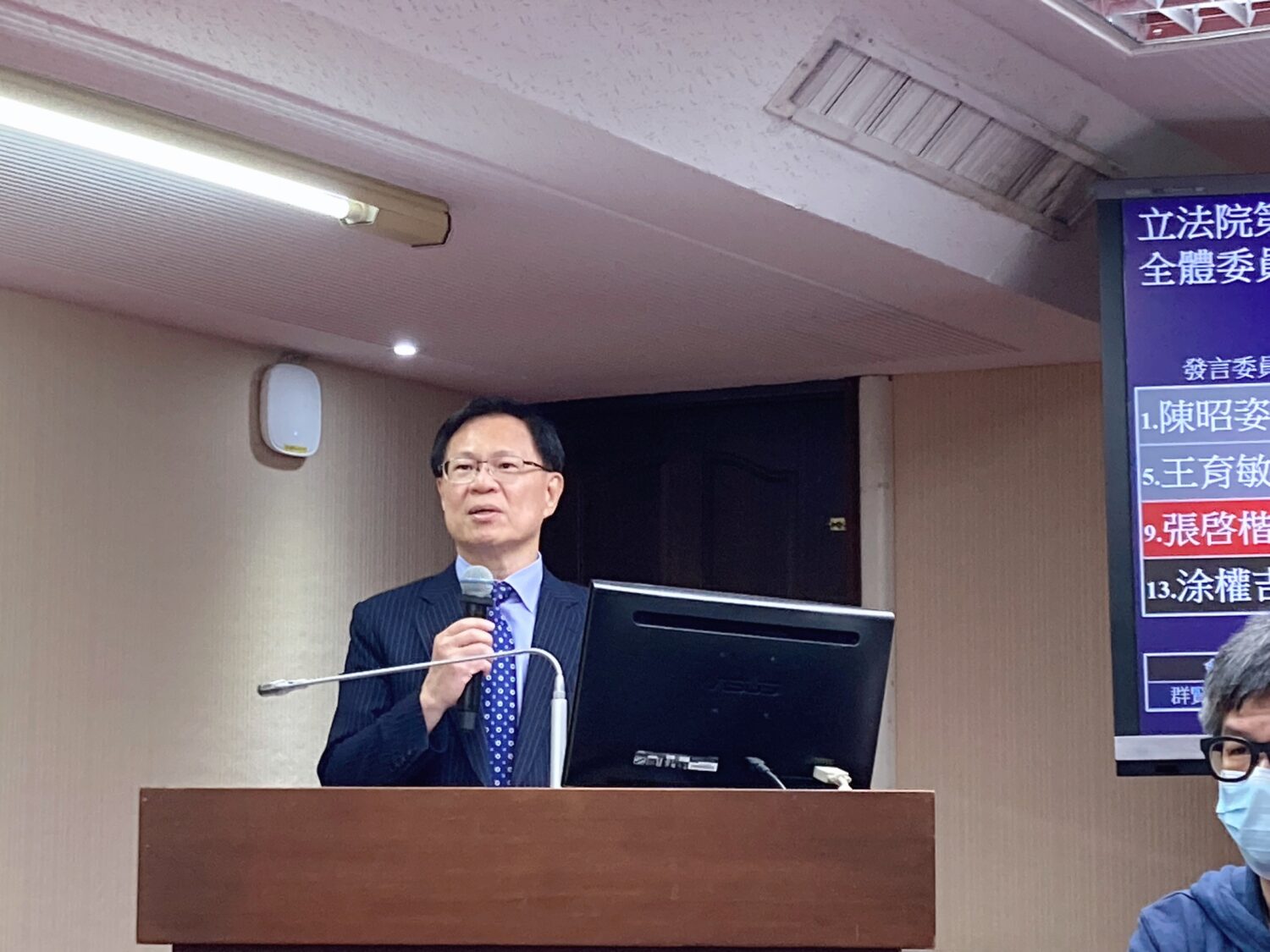 張啓楷強調,政府默許台電陸續啟動未具操作許可證的老舊火力機組,不僅違背法規,也戳破了「用電無虞」的牛皮。。(圖/張啟楷國會辦公室)