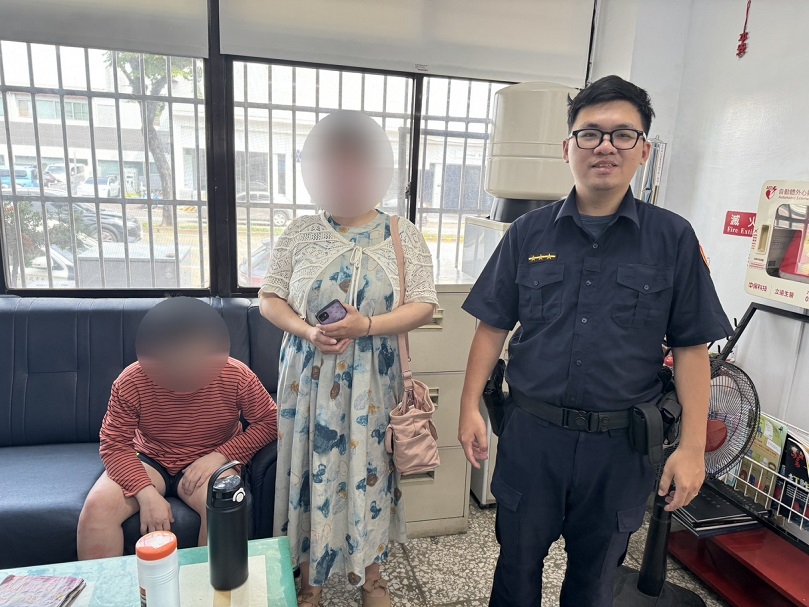 ▲男子見到家人趕來派出所,也露出安心的笑容。