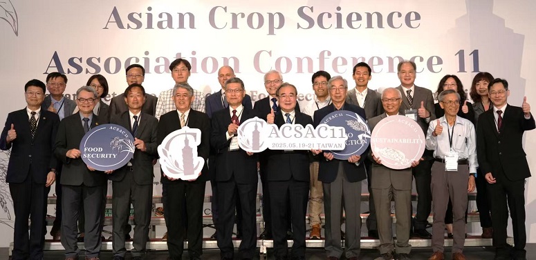 ▲農業部政務次長胡忠一(首排中)出席開幕式,與亞洲作物學會代表、國內大專院校代表合影留念。