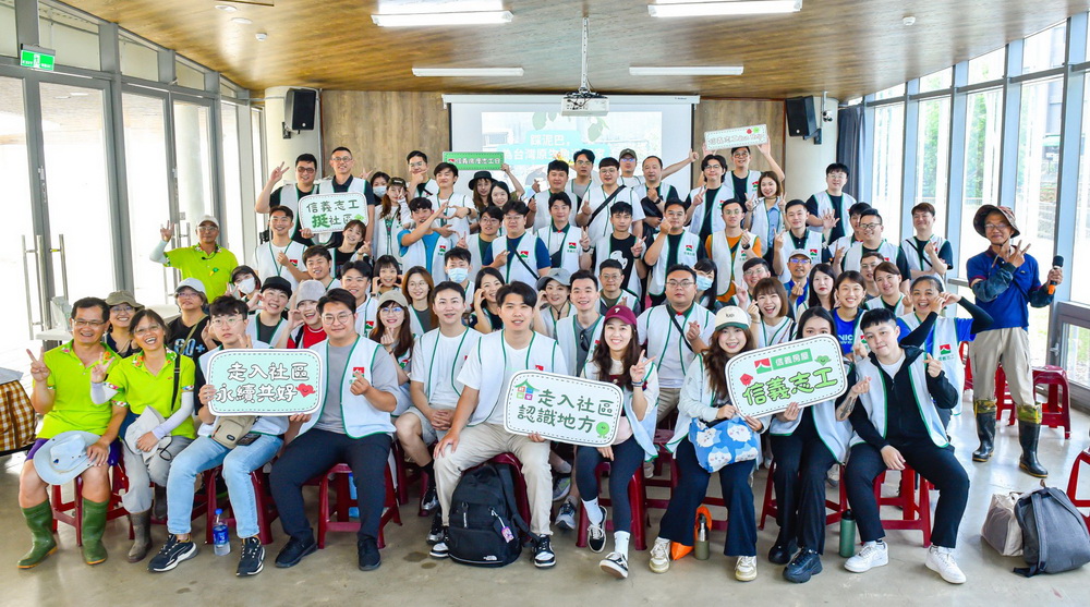 ▲信義房屋志工隊日前走入桃園市楊梅區和平森林公園,在桃園市和平濕地生態協會指導下,動手修復陂塘蓄水功能、種植原生水草,守護地方水域生態。