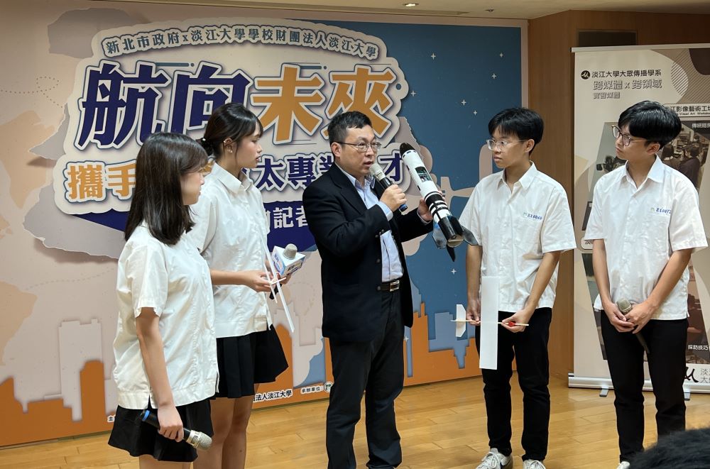 全國首創跨域實作 新北攜手淡大推「航太」專業課程 3 《圖說》淡江大學航空太空工程學系蕭富元主任解說火箭結構。〈記者葉柏成攝〉