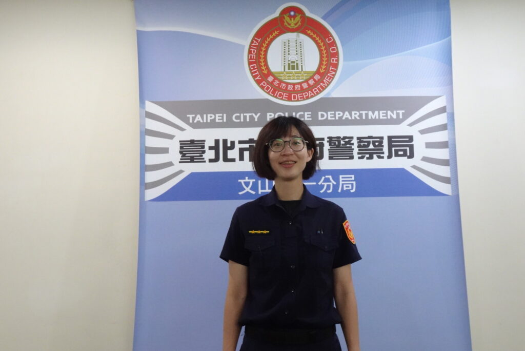文一暖心女警徒步推傷者200公尺  一圓獨居婦人買飲料之願