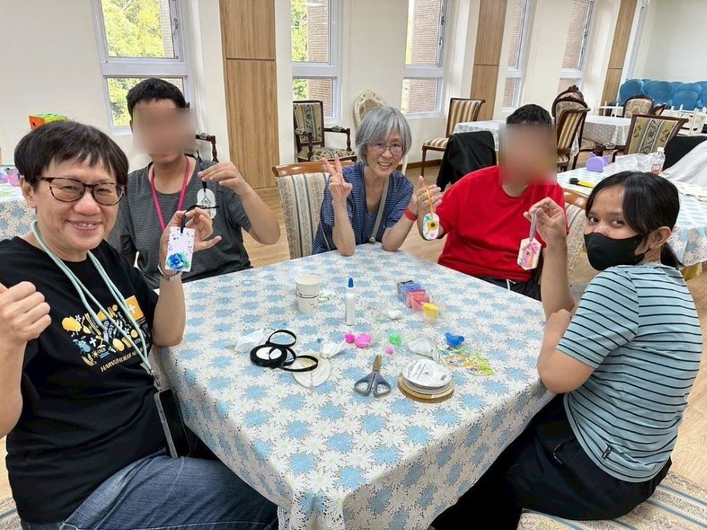 助特教生五感參與探索潛能 龍華科大USR家長感動肯定 6 《圖說》龍華師生與特教生DIY手作擴香石。〈龍華科大提供〉