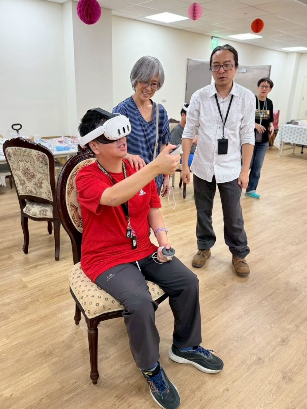 助特教生五感參與探索潛能 龍華科大USR家長感動肯定 7 《圖說》特教生戴上頭盔參與VR科技體驗。〈龍華科大提供〉