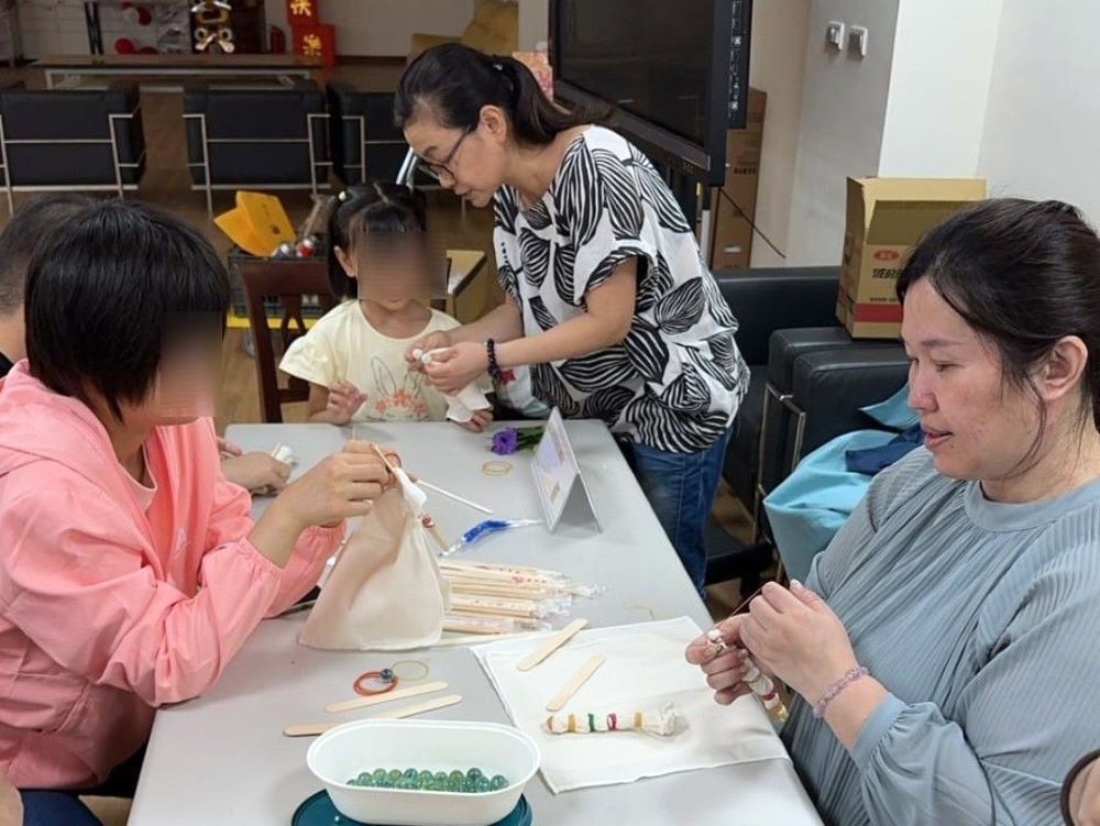 助特教生五感參與探索潛能 龍華科大USR家長感動肯定 8 《圖說》特教生用咖啡渣染拓印進行藝術創作。〈龍華科大提供〉