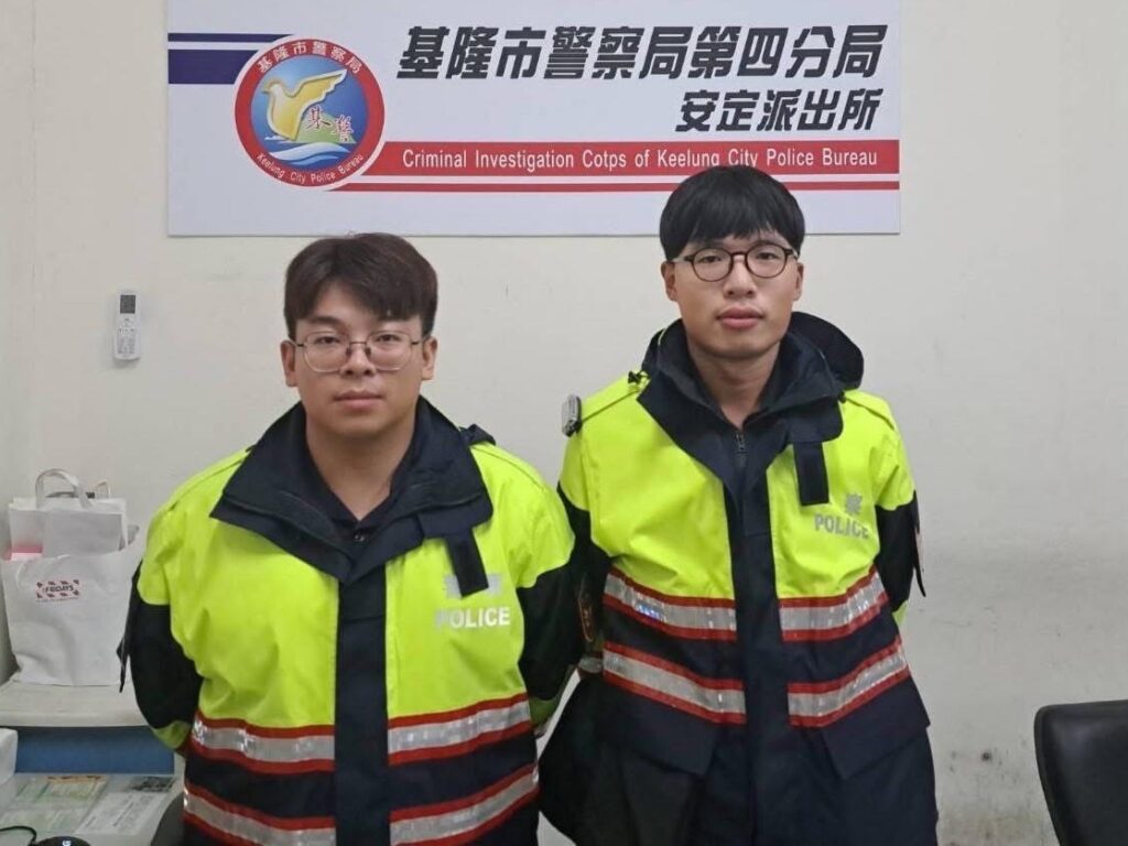 老翁散步跌坐路旁 暖心警協助護送返家 3 MEITU 20250526 142510911