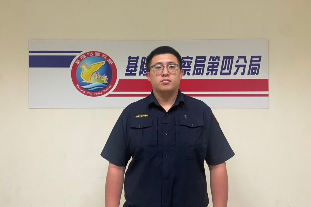 雨夜老翁獨行街頭 基警暖心護送返家 1 鄭鈺彣
