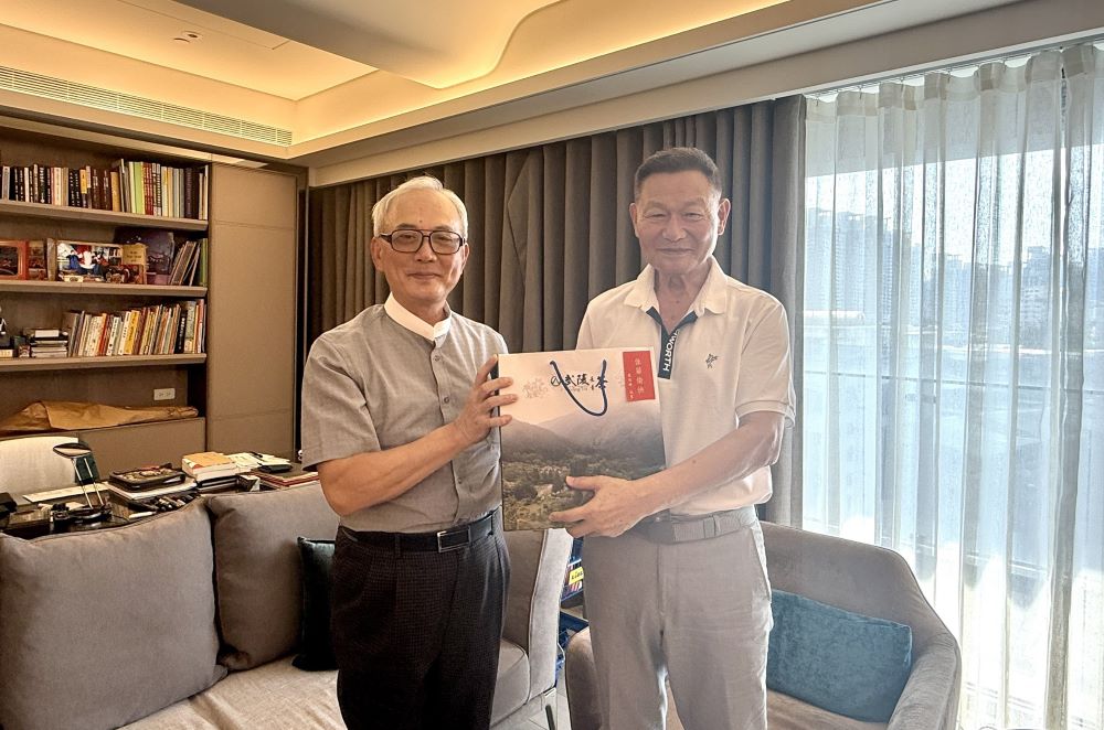 汲取寶貴經驗 輔導會拜訪李翔宙關懷與尊重 1 《圖說》輔導會副主任委員陳進廣(左)致贈輔導會茶葉禮盒予前主任委員李翔宙(右)。〈新北市榮服處提供〉