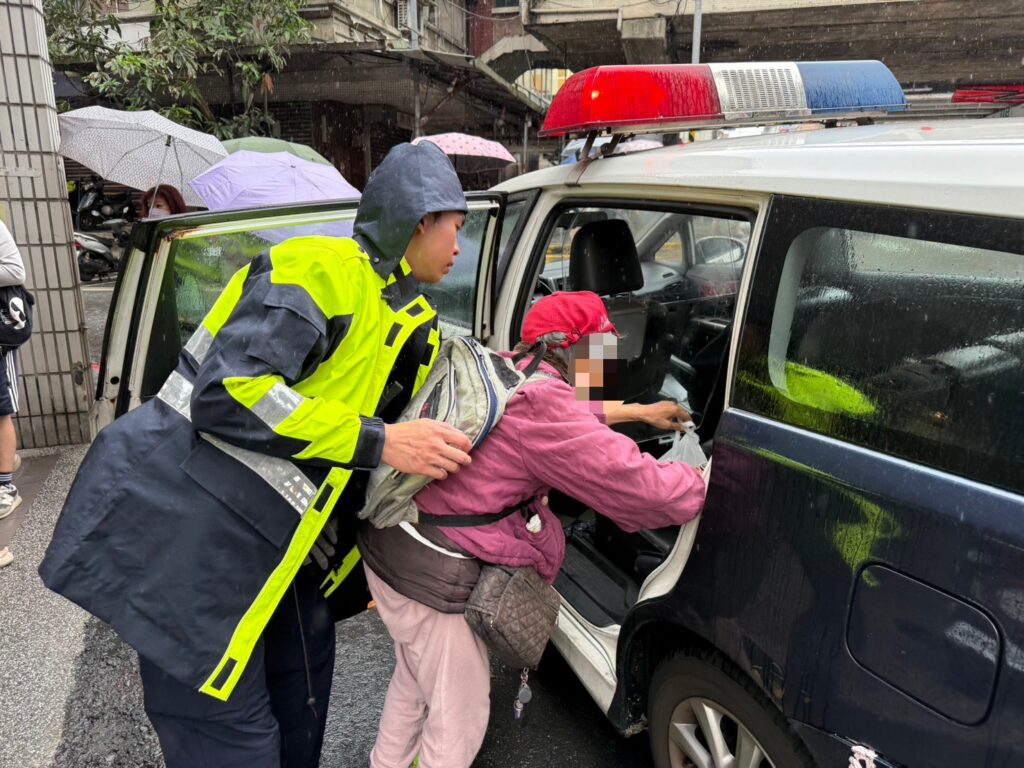 老婦險誤闖國道 基警暖心關懷助返家 3 1748255009892