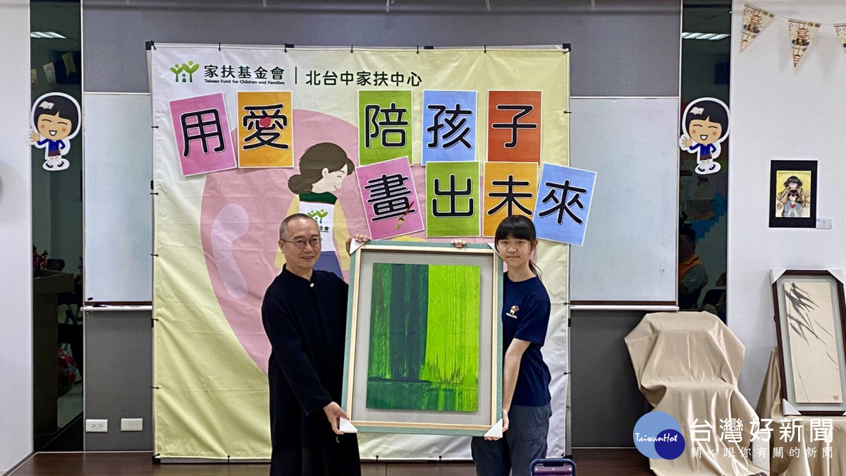 水墨大師陳正隆致贈給家扶自強兒童小真。
