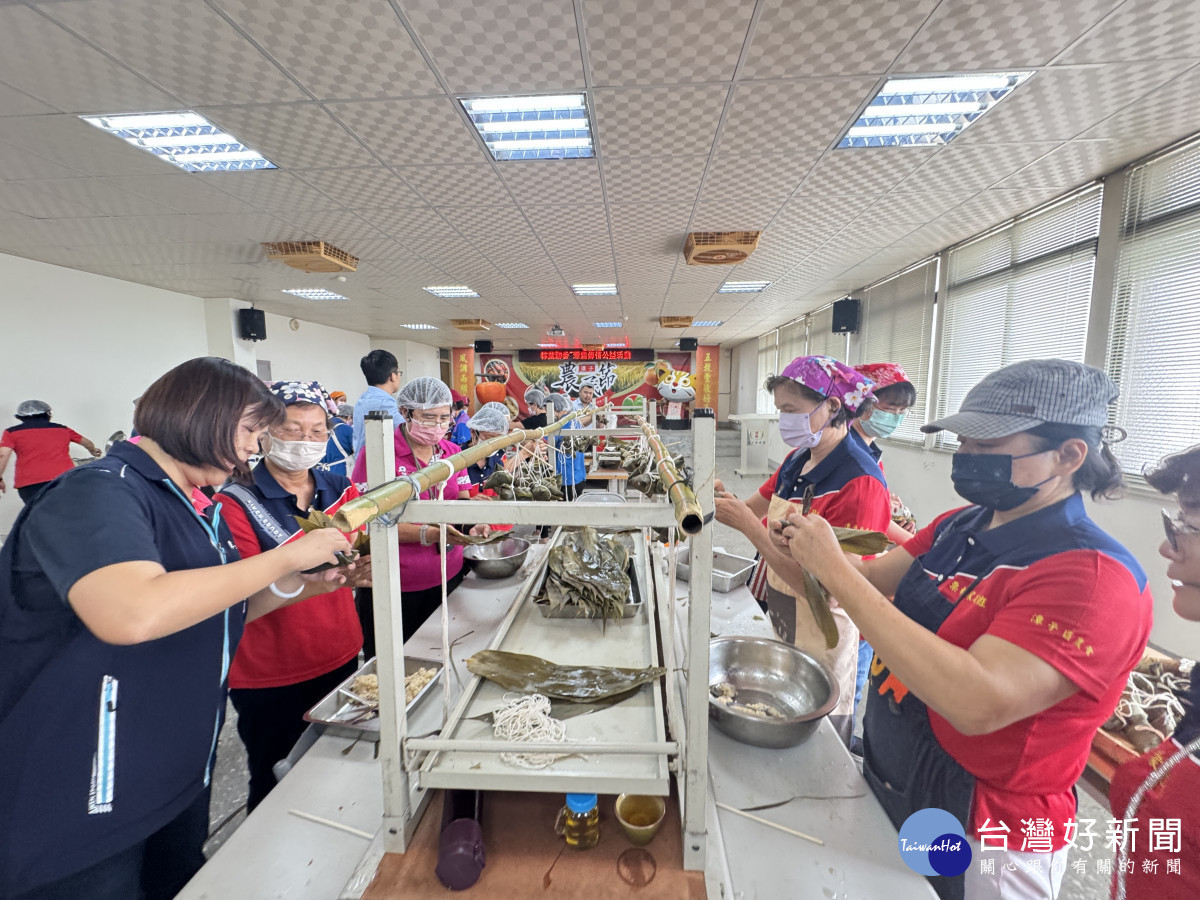 潭子區農會動員家政班媽媽手包1000中部粽，其中300顆公益捐贈惠明盲校。
