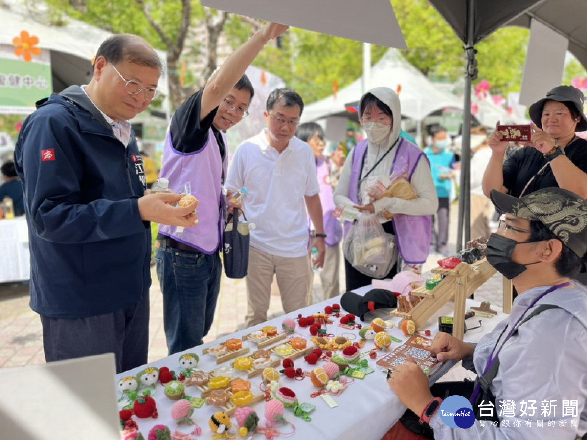 ▲高市勞工局在大遠百館前廣場舉行「深愛築夢」身心障礙者多元創業市集。