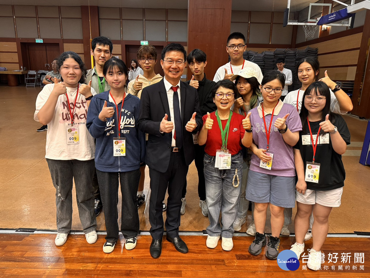 李怡蘋老師指導中部9個隊伍,其中5隊獲獎,成績卓越。