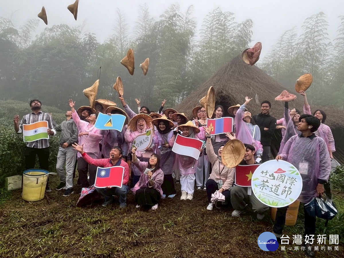 國際生參訪茶鄉小旅行十分興奮獲益良多。（竹山鎮公所提供）