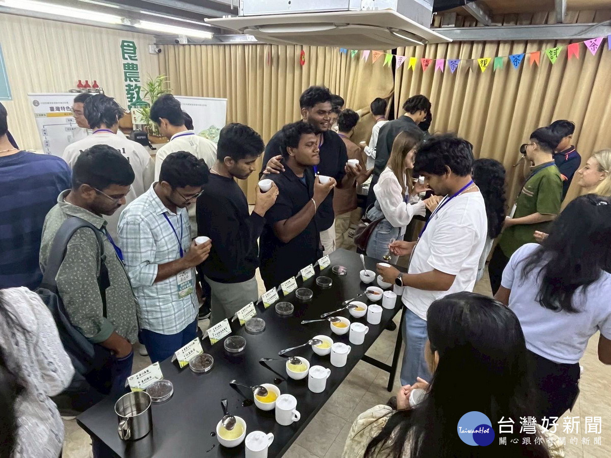 同學們由專人導覽品味南投好茶。(竹山鎮公所提供)