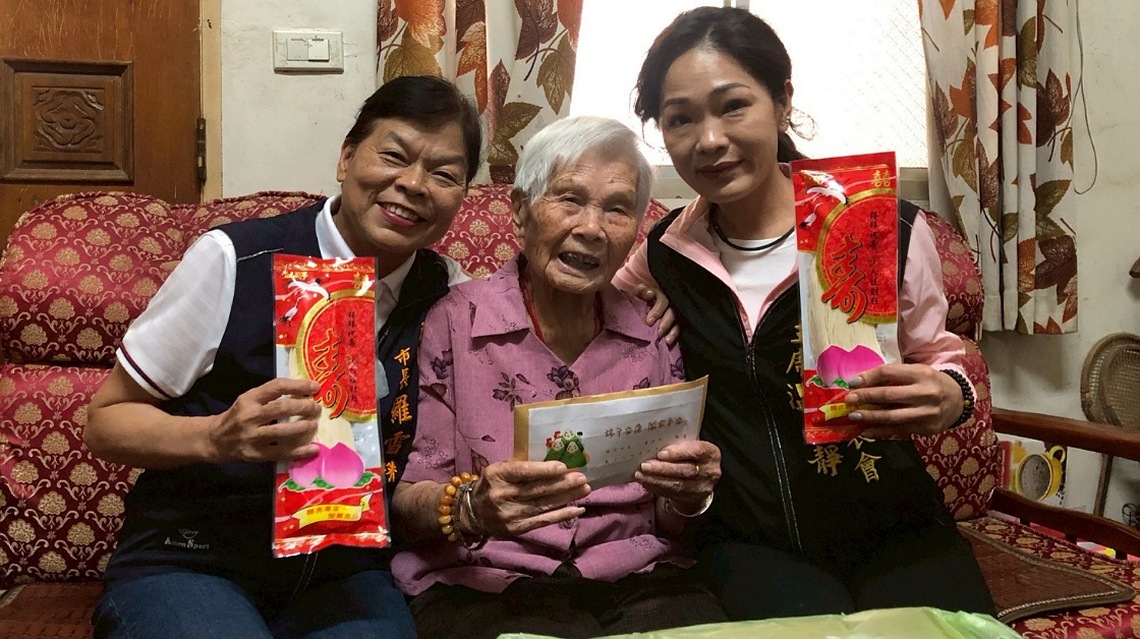 苗栗頭份發放端節敬老金 市長羅雪珠親自祝福百歲人瑞