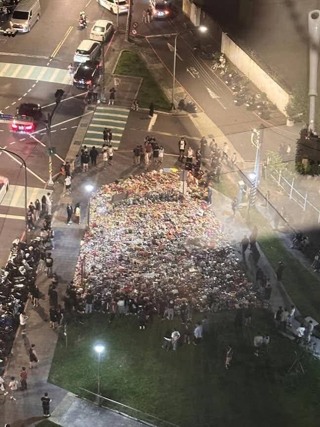重大車禍事發現場旁放著滿滿民眾的追悼物品。(照片自fb社群網站)。