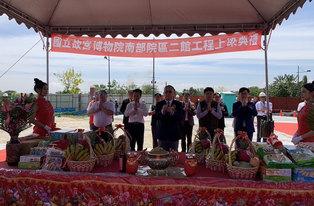 政務策員史哲帶領祈福。（圖/記者陳惲朋攝）