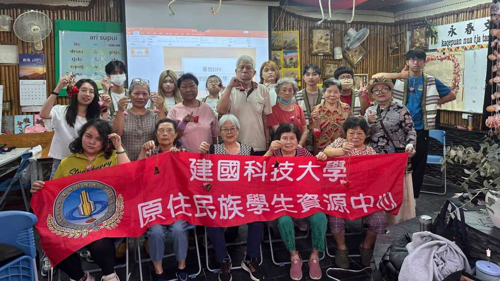 ▲建國科大原住民族學生協同愛心慈幼社於今日,前往台中市南屯區永春文健站舉辦「大手牽小手:與長輩一起製作端午香包」文化體驗活動。(記者林明佑翻攝)