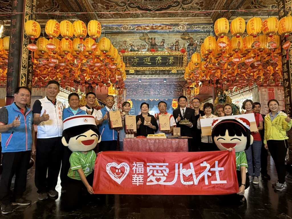 ▲台中福華攜手百年福興宮端午送暖物資捐贈,左起西螺鎮代表會主席林俊甫、鎮長廖秋萍、瑞春醬油董事長林淑媛、西螺福興宮董事長楊文鍾、福華飯店副總經理鄭鴻儒、西螺分局長閻百川、西螺鎮代表會副主席廖秀娟。(台中福華大飯店提供)