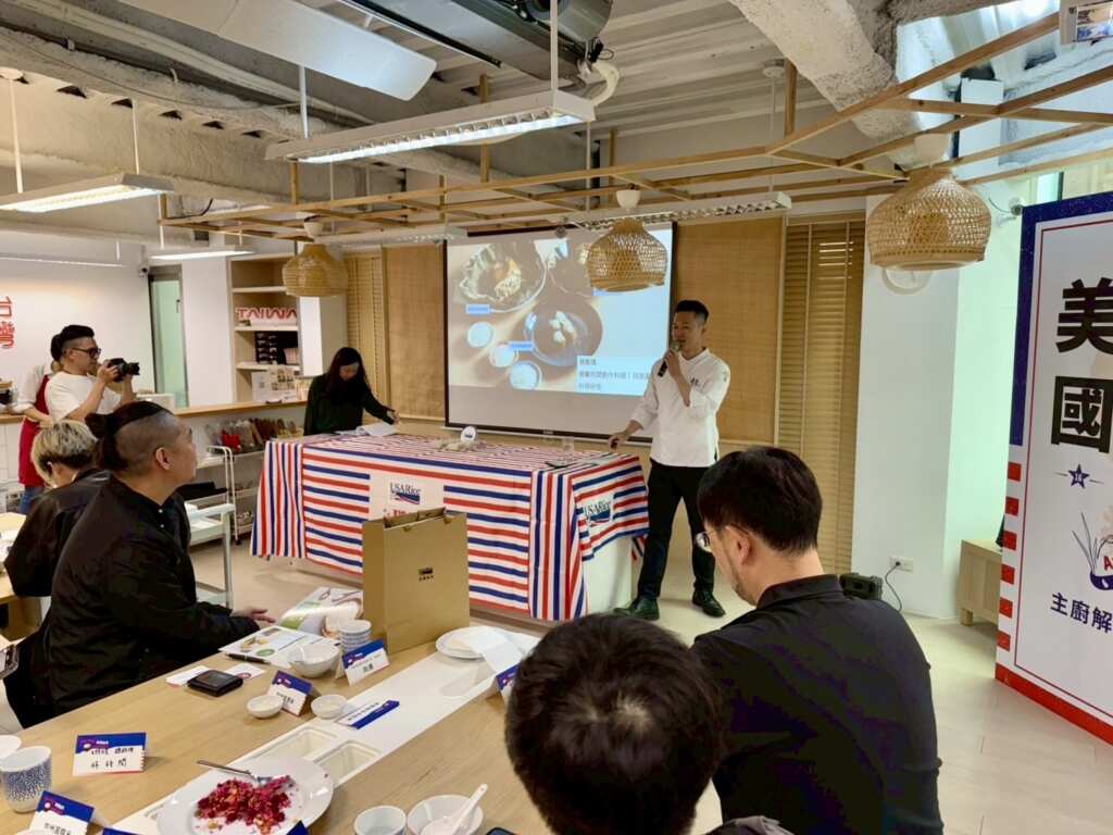 ▲膳馨餐飲集團技術副總張宸瑋分享創作理念。(膳馨餐飲集團提供)
