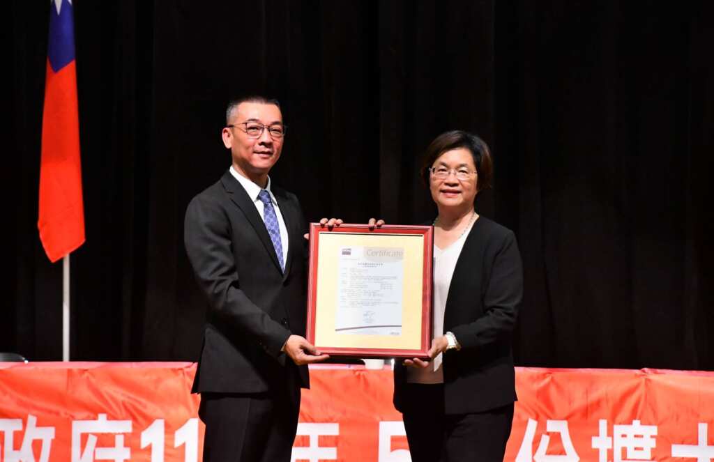 ▲為響應2050年全球淨零碳排目標,彰化縣政府展現高度決心與具體行動,正式取得「ISO 14064-1:2018溫室氣體查證聲明書」,成為地方政府推動淨零政策的先鋒。(彰化縣政府提供)