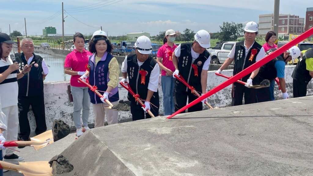 ▲芳苑鄉海尾橋重建動土,嘉邑行善團捐資助力偏鄉交通建設。(芳苑鄉公所提供)