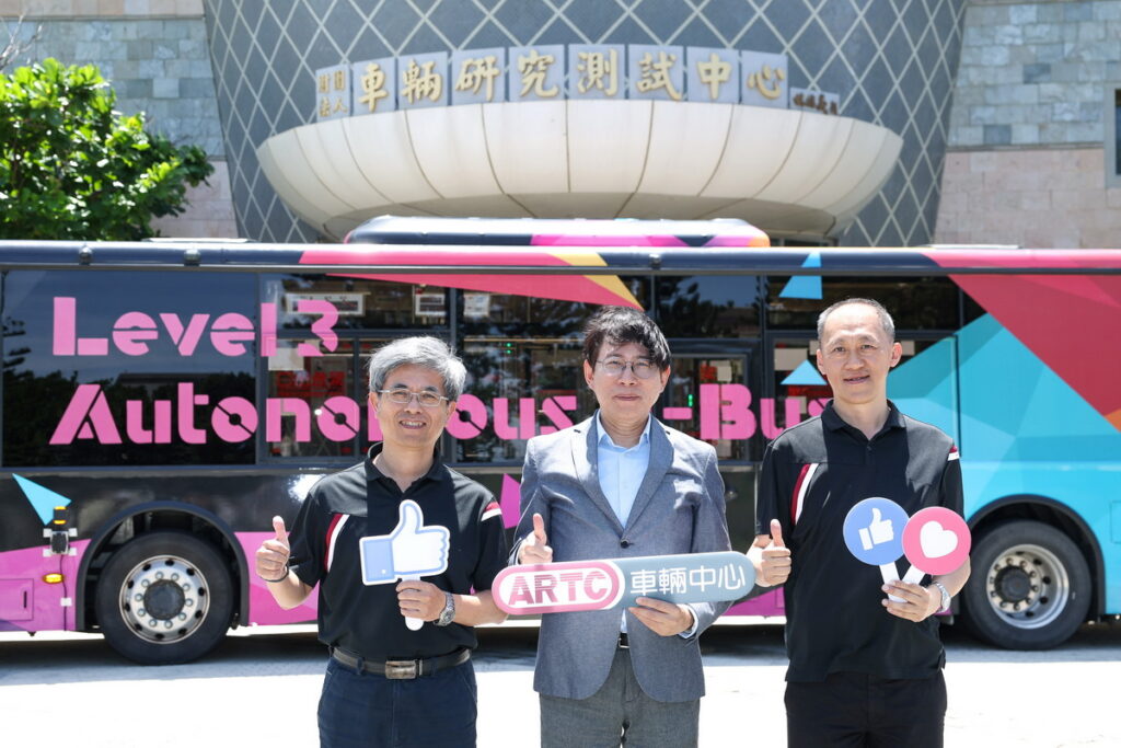 車輛中心公開展示攜手成運汽車、義隆電子、歐特明、為昇科、旭春、友通資訊、智易科技、奇美車電等國內指標企業共同打造的全台首輛 Level 3 AI 自駕電動巴士【圖為車輛中心董事長 王正健(中)、車輛中心副總經理 廖學隆(左)、車輛中心研發處協理 陳建次(右)】
